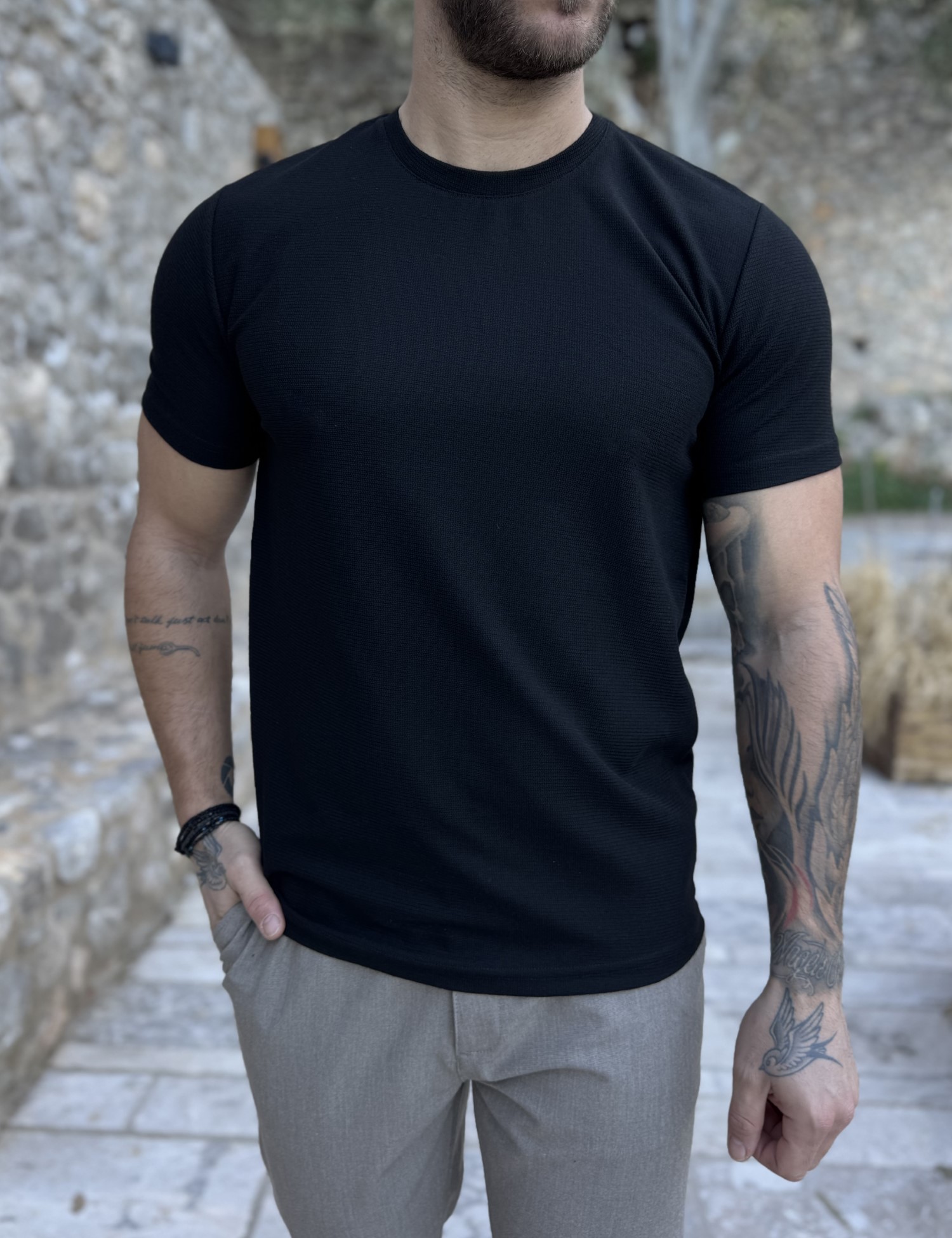 RJN Ανδρική μαύρη κοντομάνικη μπλούζα με ανάγλυφο ύφασμα R260334M